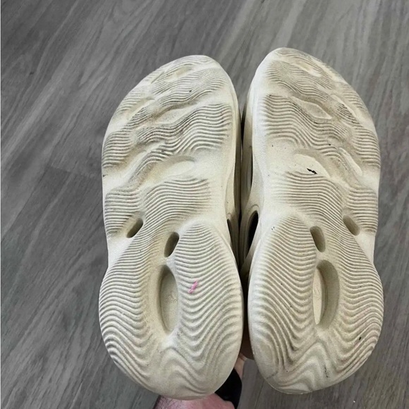 Authentic Size 7 - adidas Yeezy Foam Runner Ararat. - Picture 4 of 6